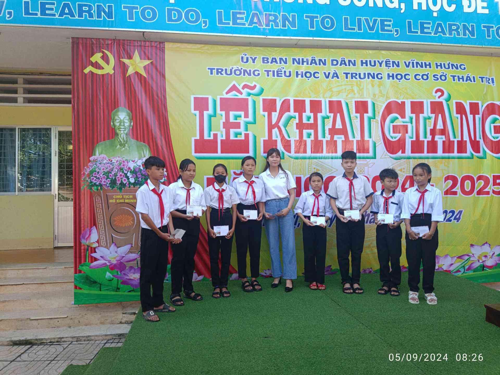Trao học bổng, quà cho học sinh có hoàn cảnh khó khăn, hiếu học