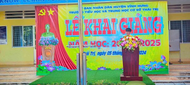 Ông Nguyễn Tuấn Anh - PBT Huyện ủy đọc thư Chủ tịch nước Tô Lâm