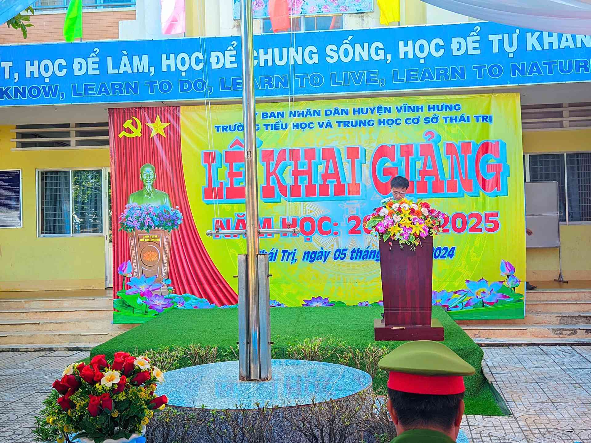 Ông Nguyễn Tuấn Anh - PBT Huyện ủy đọc thư Chủ tịch nước Tô Lâm