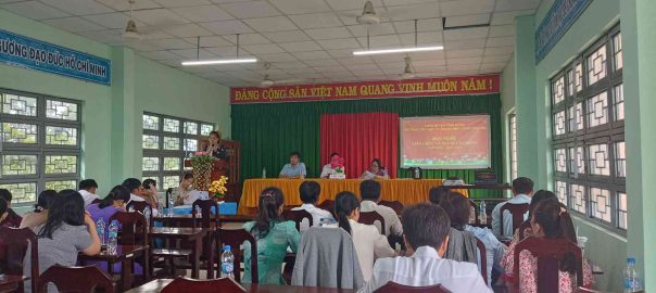 Cô Nguyễn Thị Bé Ba – Chủ tịch CĐCS thông qua Giao ước thi đua và phát động phong trào thi đua năm học 2024 – 2025.
