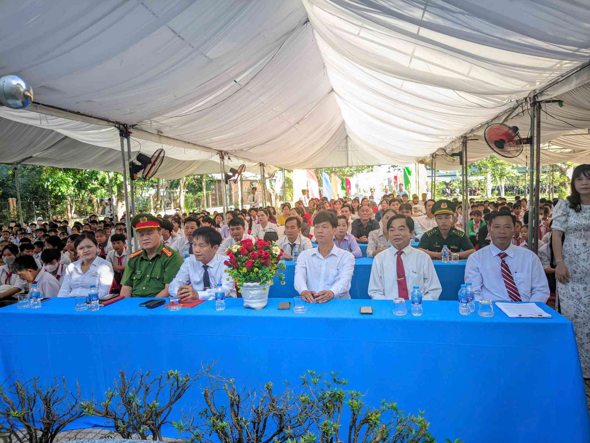 Ông Nguyễn Tuấn Anh - Phó Bí thư Huyện ủy (người thứ 3 bên trái)